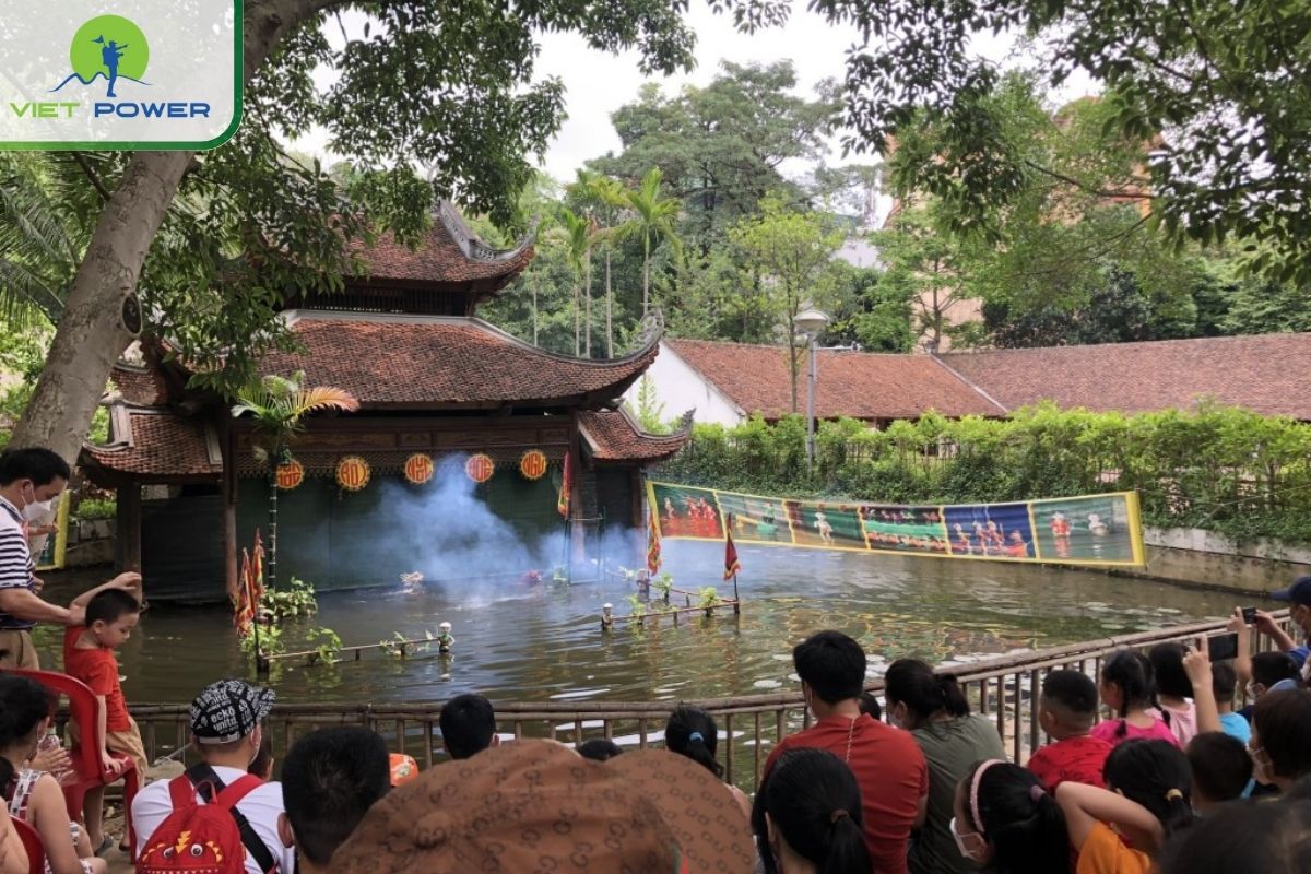 Take pictures and watch water puppet show in the morning