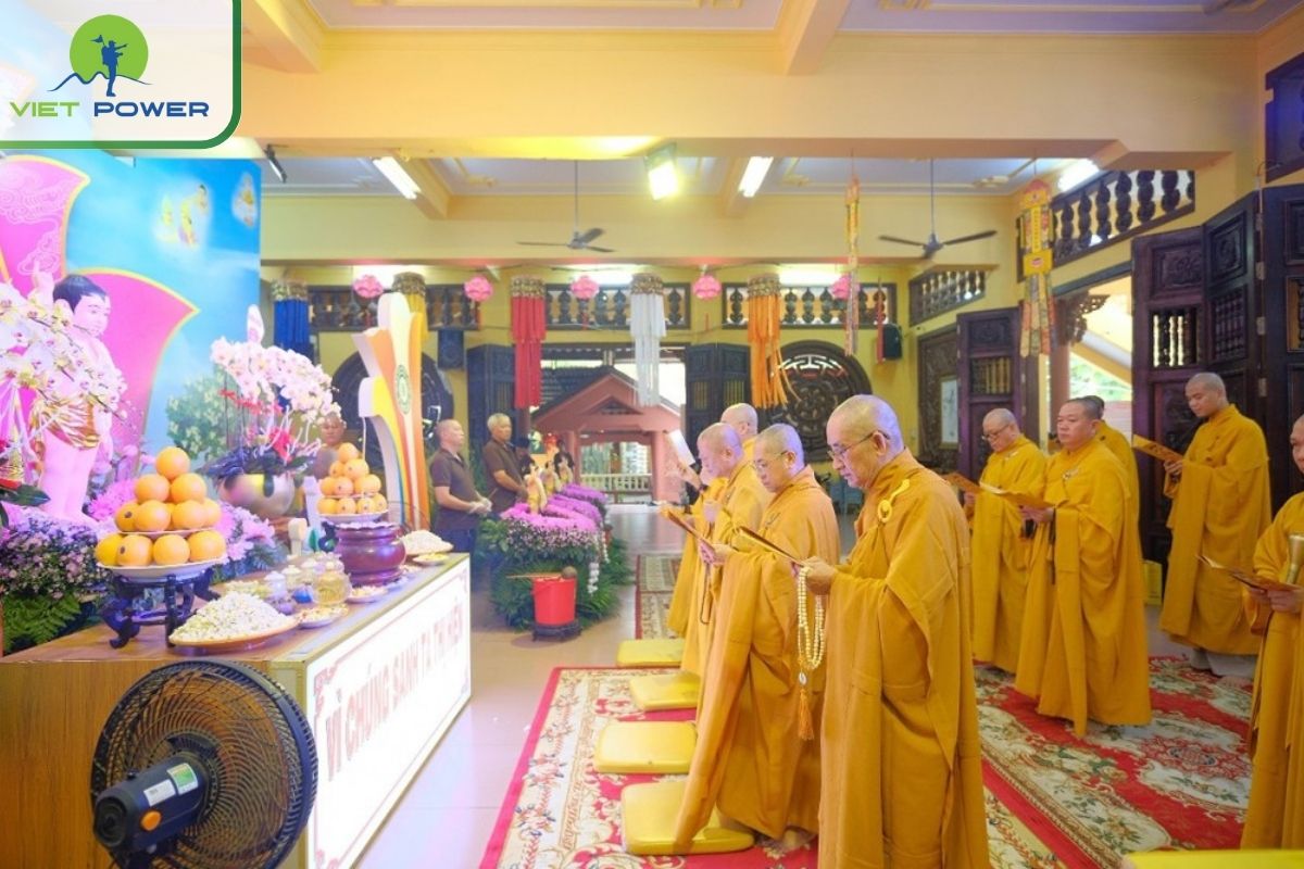 Buddha's birthday at Giac Lam pagoda
