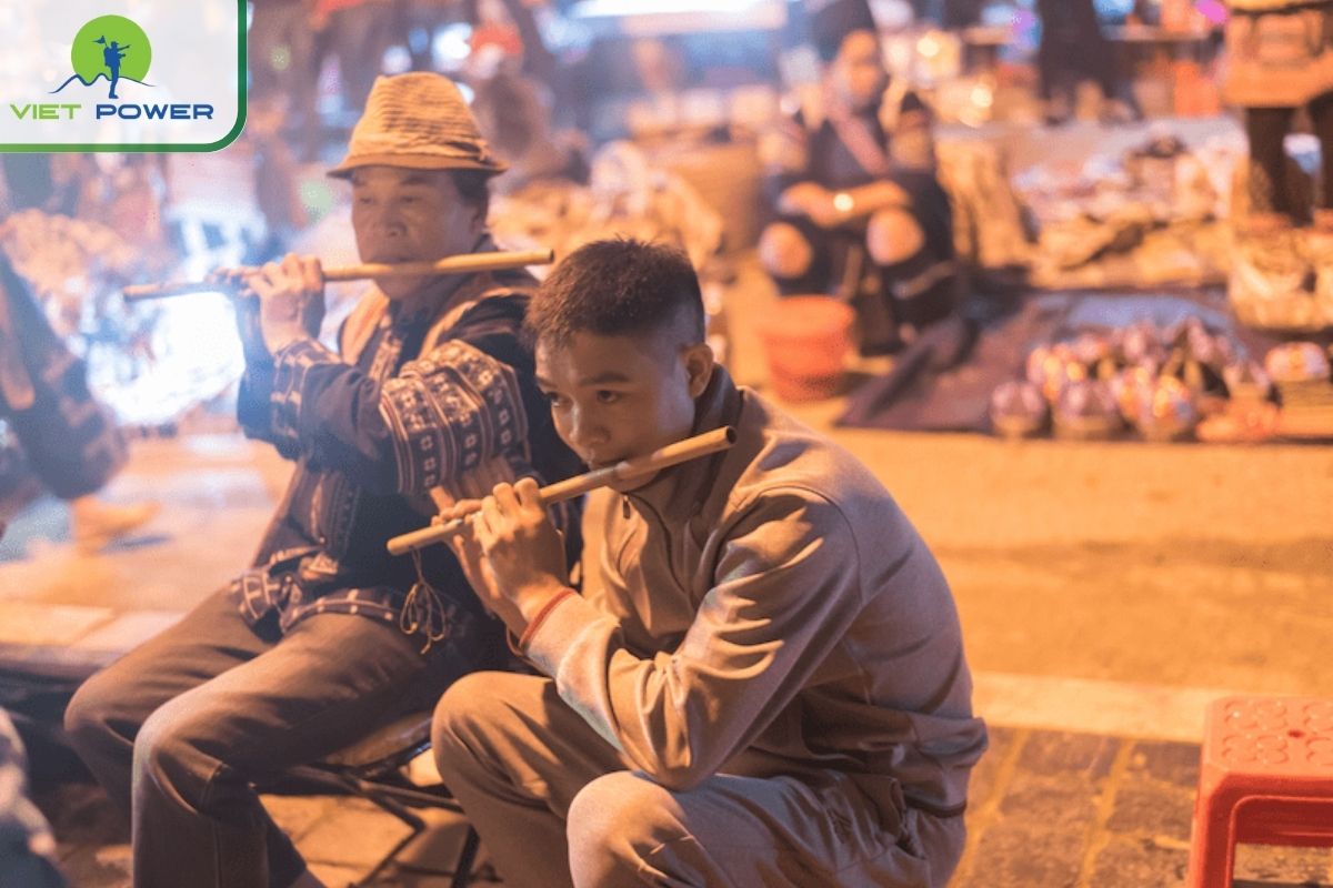 Watch bamboo flute performance at Sapa night market