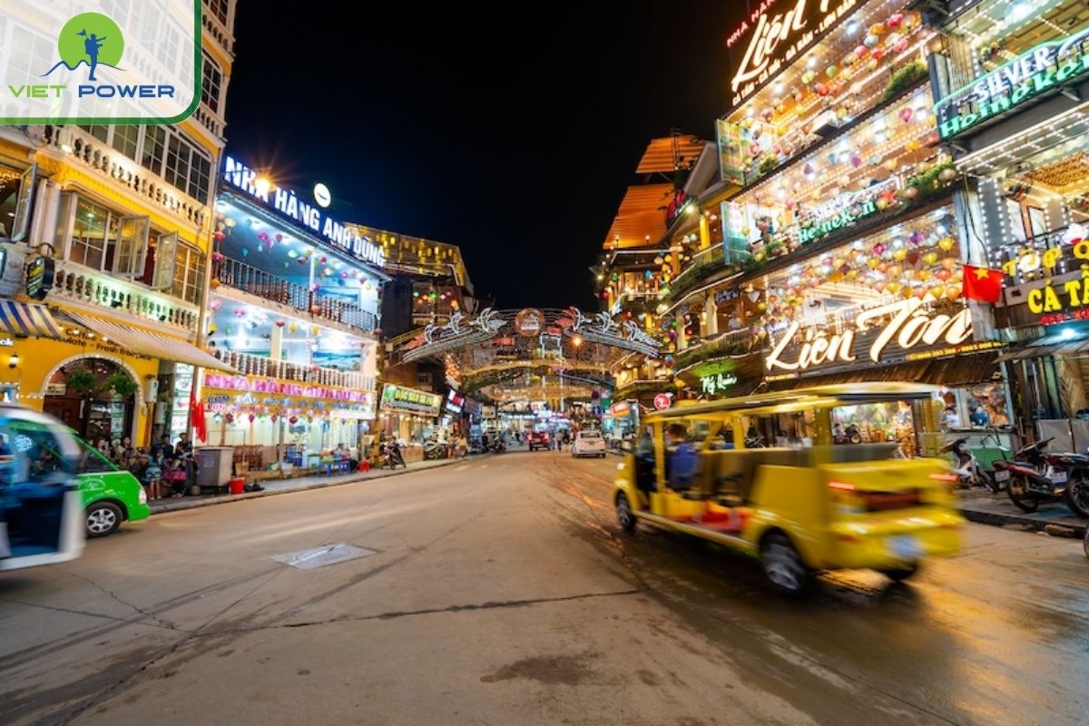Take the electric car to Sapa night market