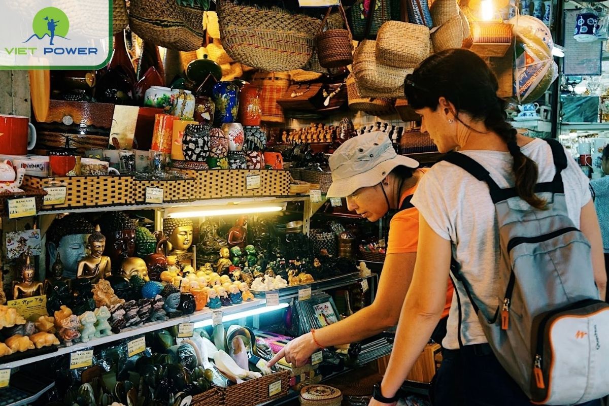 Buy handicrafts and souvenirs at Ben Thanh market