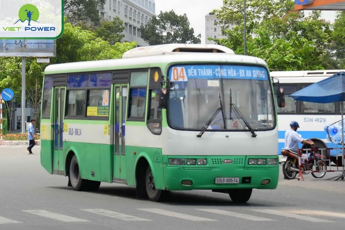 Take a public bus to Vinh Nghiem pagoda