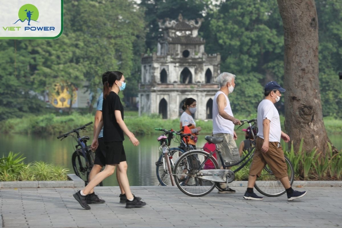 Stroll around Hoan Kiem Lake