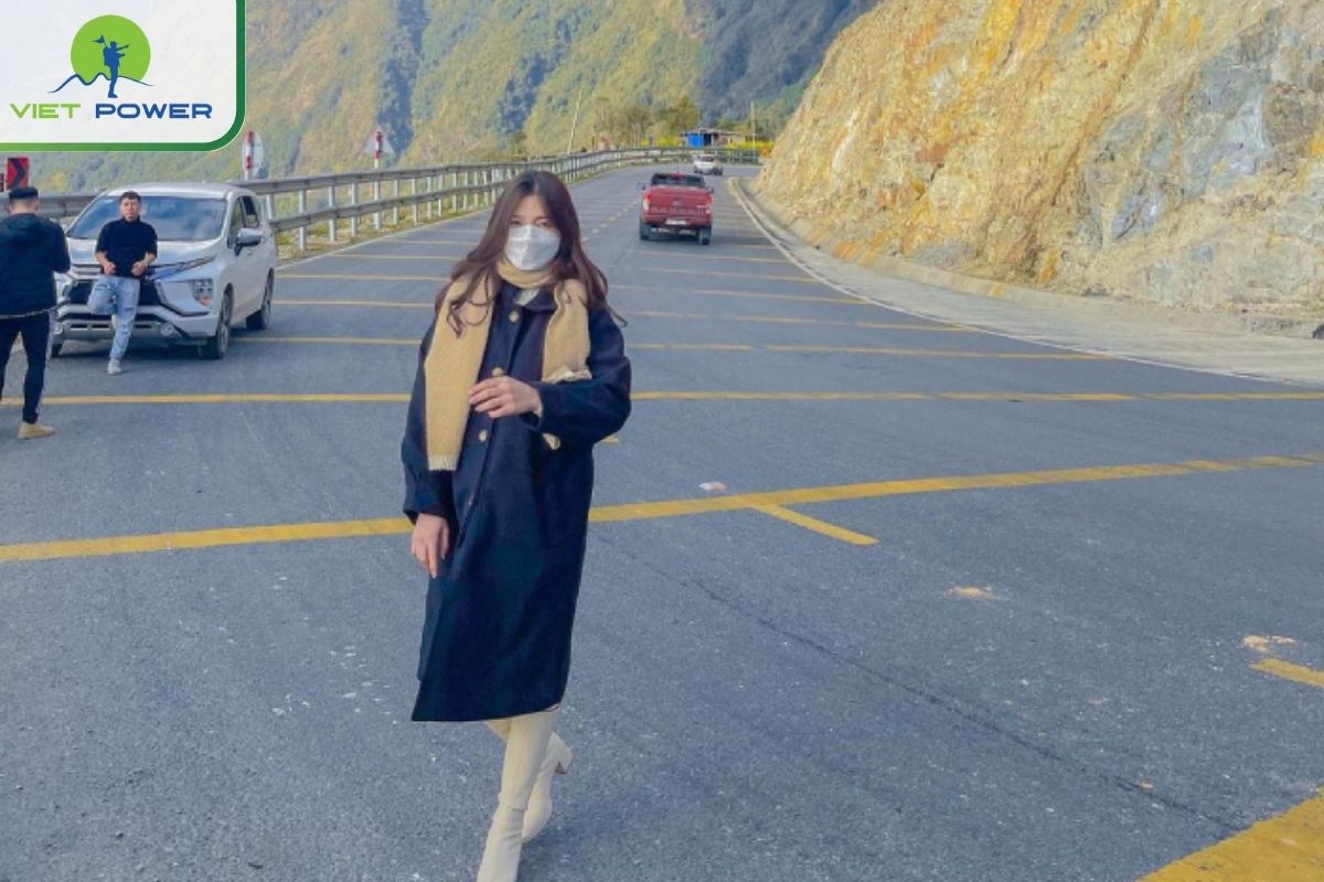 Take photos at O Quy Ho pass in the morning