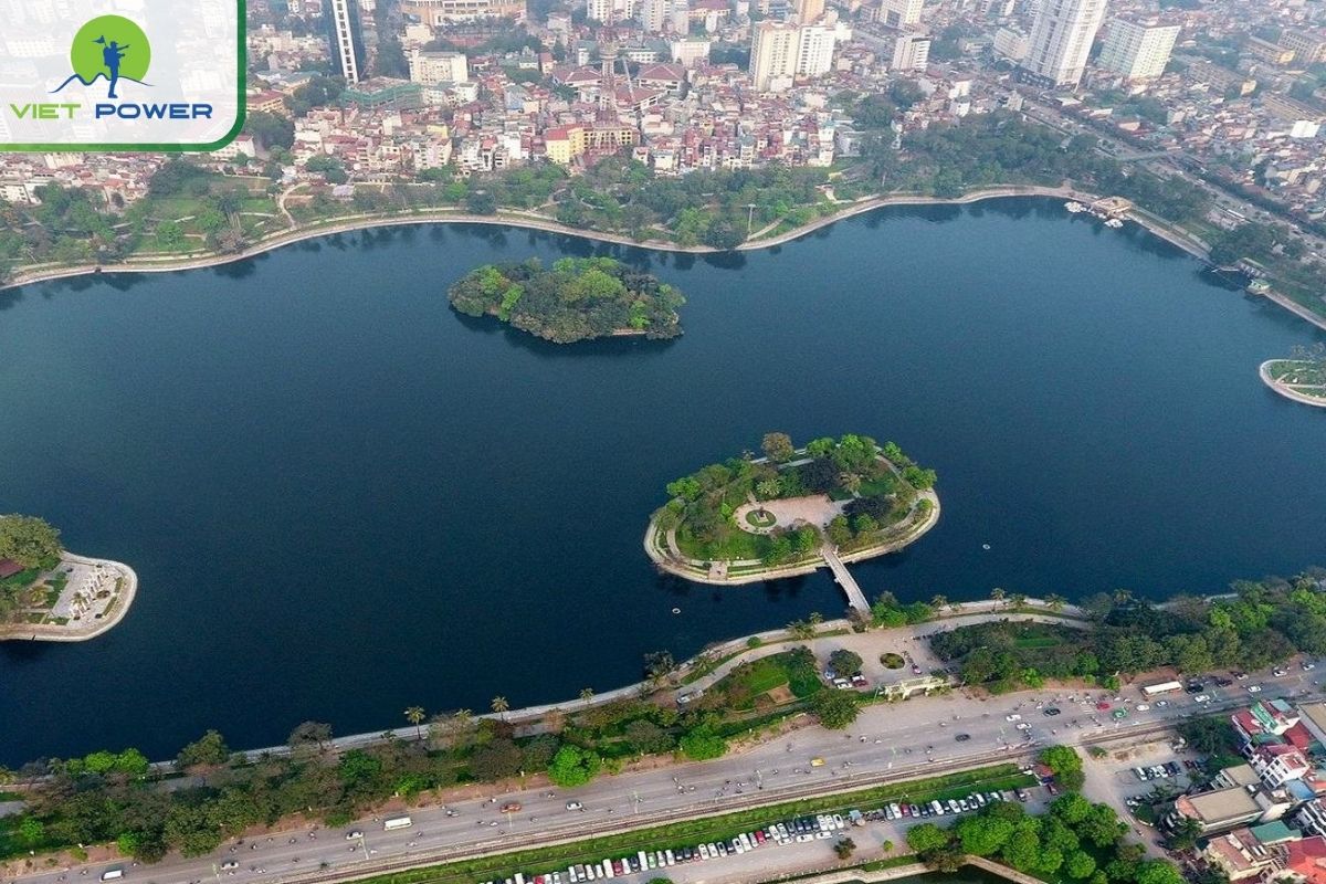 Picnic under the shade of trees near Bay Mau Lake