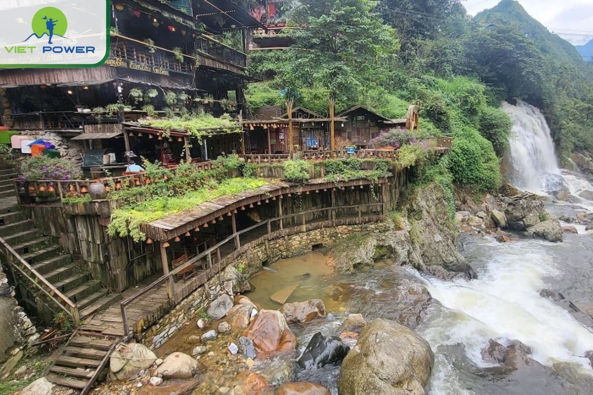 Rent clothes and take pictures in Cat Cat village