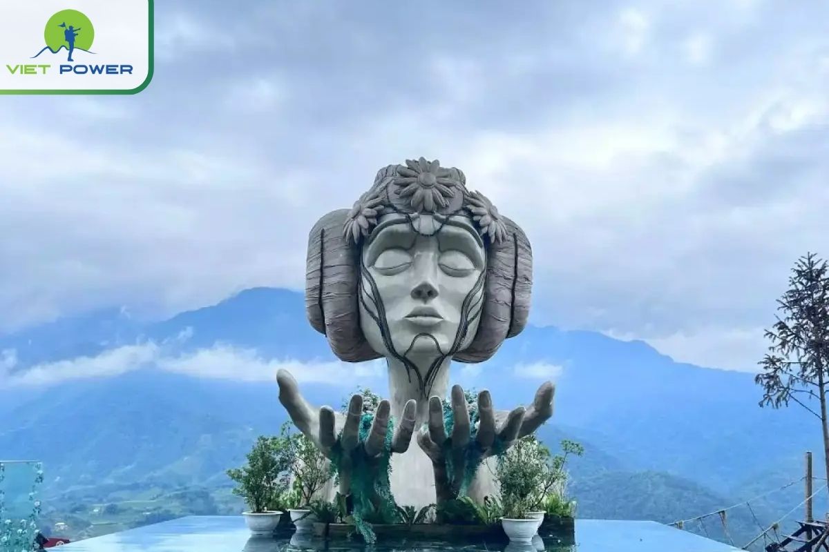 Take pictures with the infinity pool at Moana Sapa