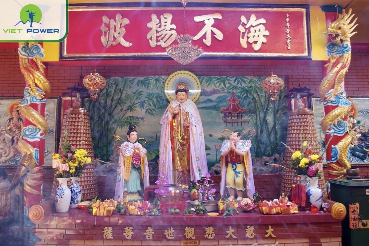 The main hall of Quan Am Pagoda is built in the shape of a dragon boat.