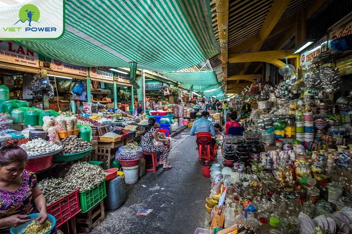 Xom Chieu Market – Student Snack Paradise