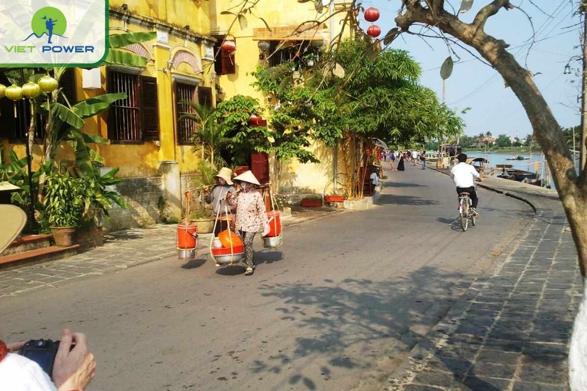 Bach Dang Street is a perfect spot to enjoy Da Nang street food