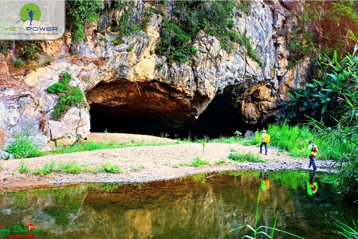 How Far Hang En Is from Son Doong Cave