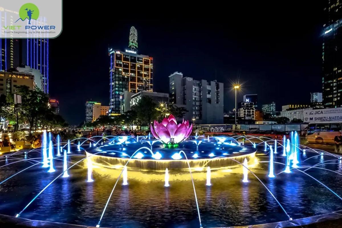 Nguyen-Hue-Walking-Street (2)