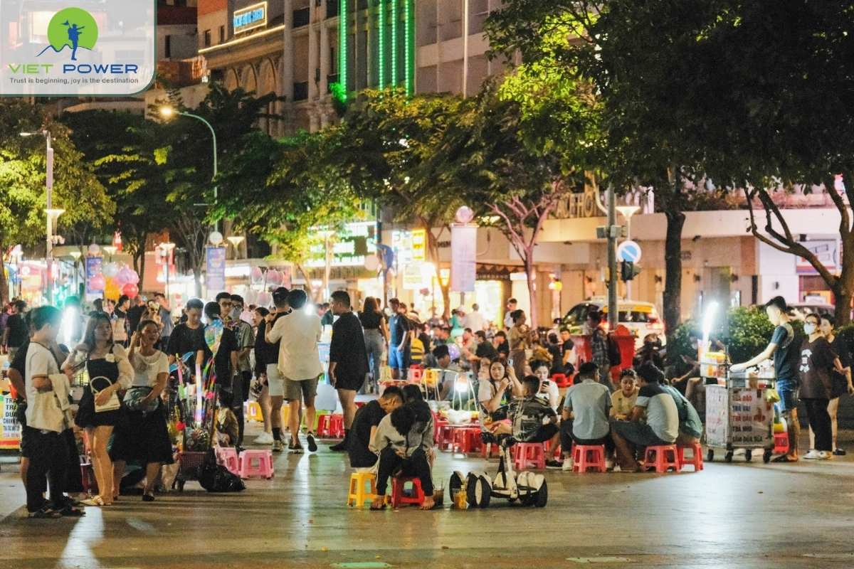 Nguyen-Hue-Walking-Street (3)