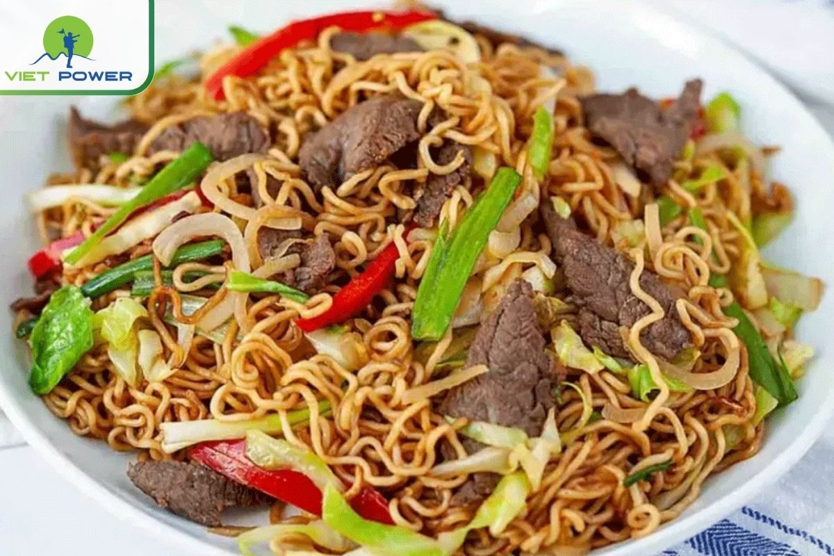 Mi Xao Bo (Stir-Fried Egg Noodles with Beef)