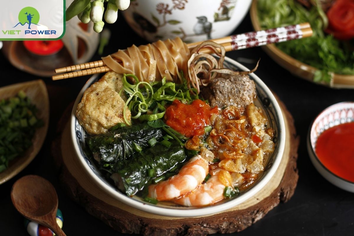 Bánh Đa Cua (Red Noodle Soup with Crab)