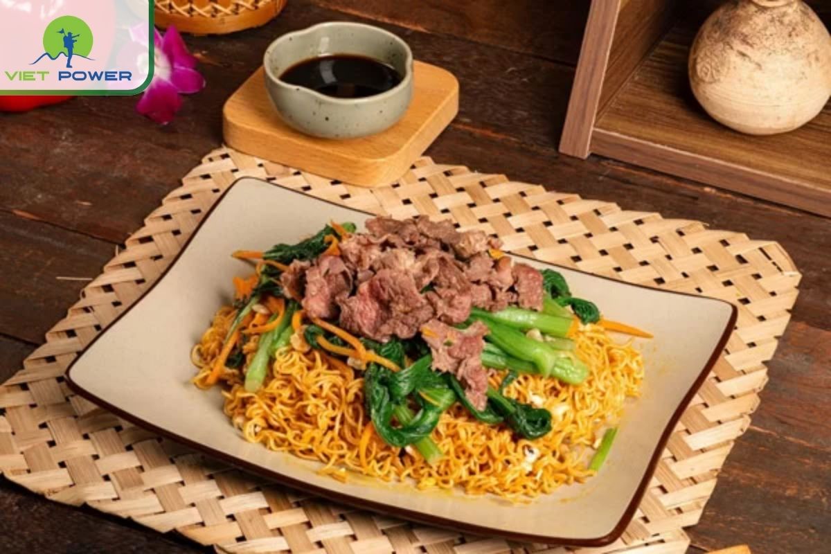  Mi Xao (Stir-Fried Vietnamese Egg Noodles)