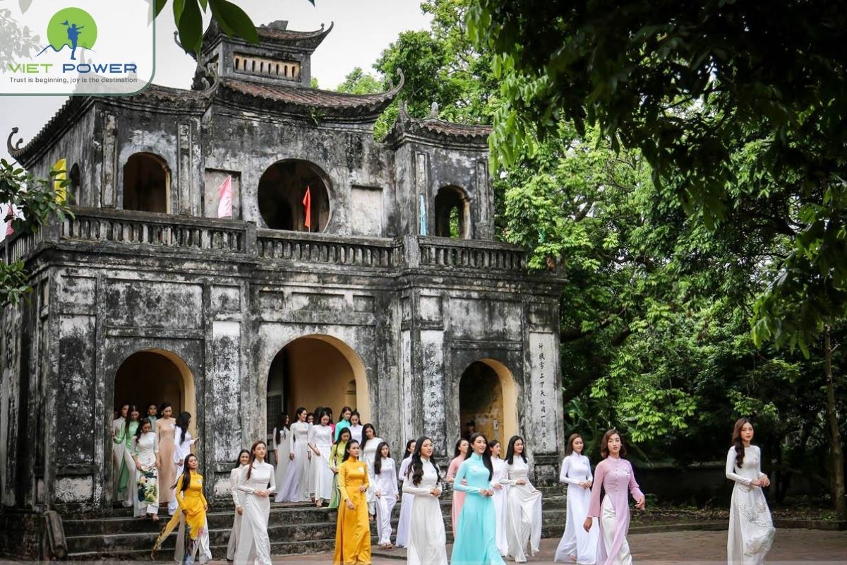 Visiting Pho Hien Ancient Town (3)