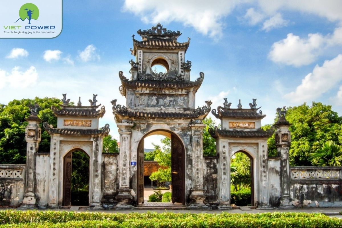 Visiting Pho Hien Ancient Town (4)