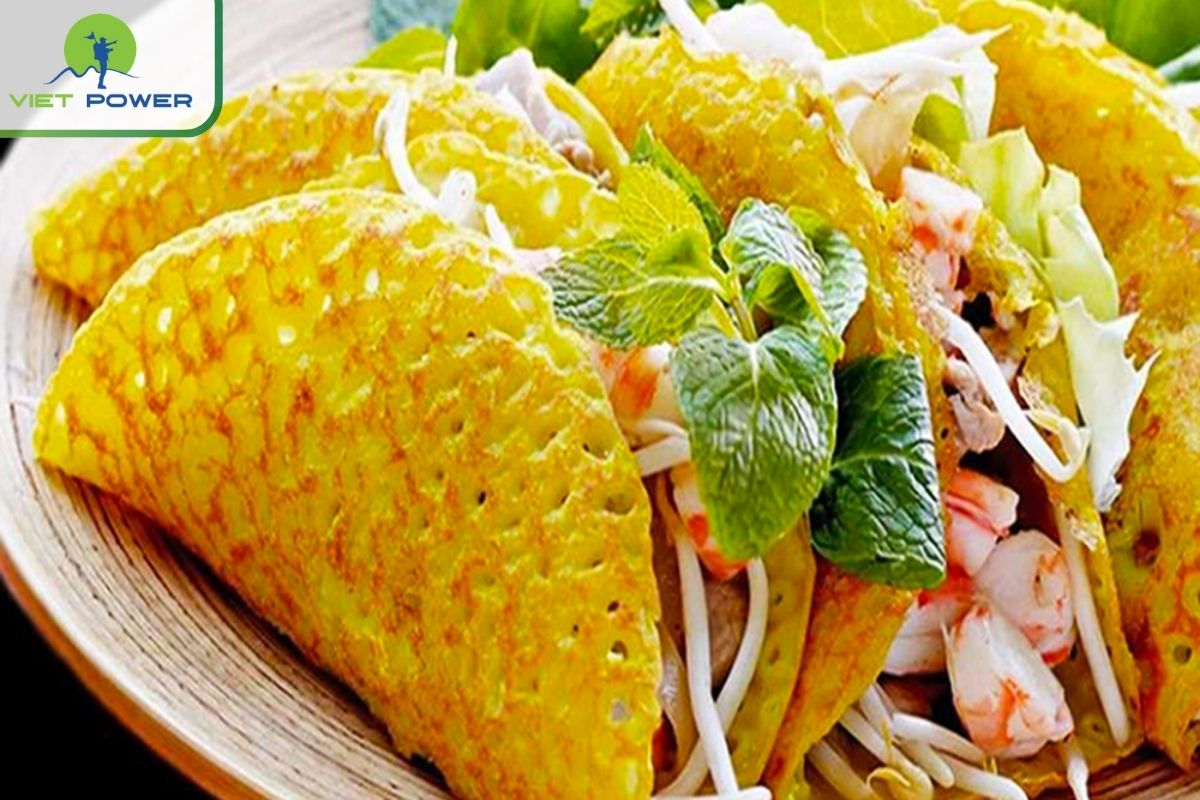 10 Must-Try Street Food in Ho Chi Minh District 1: Banh xeo