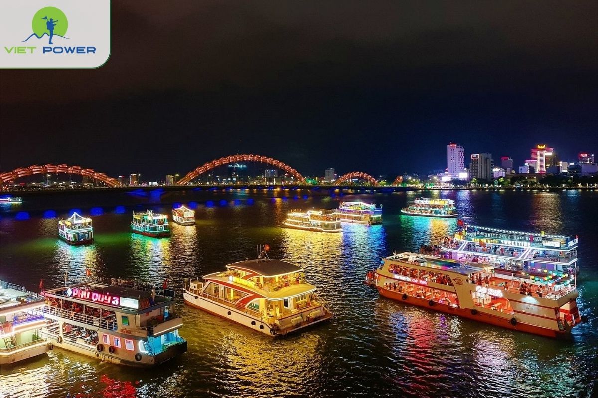 Visitors can enjoy nighttime cruises on the Han River.