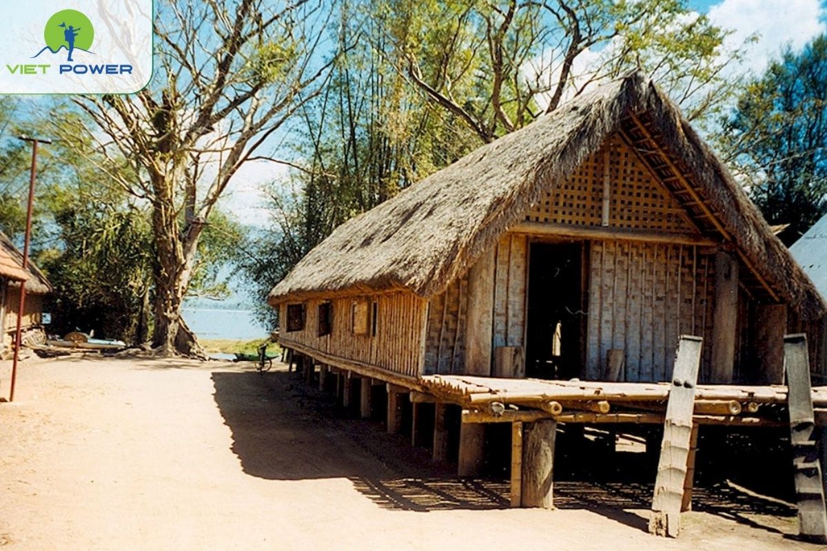 Visit the Ancient Giay Houses