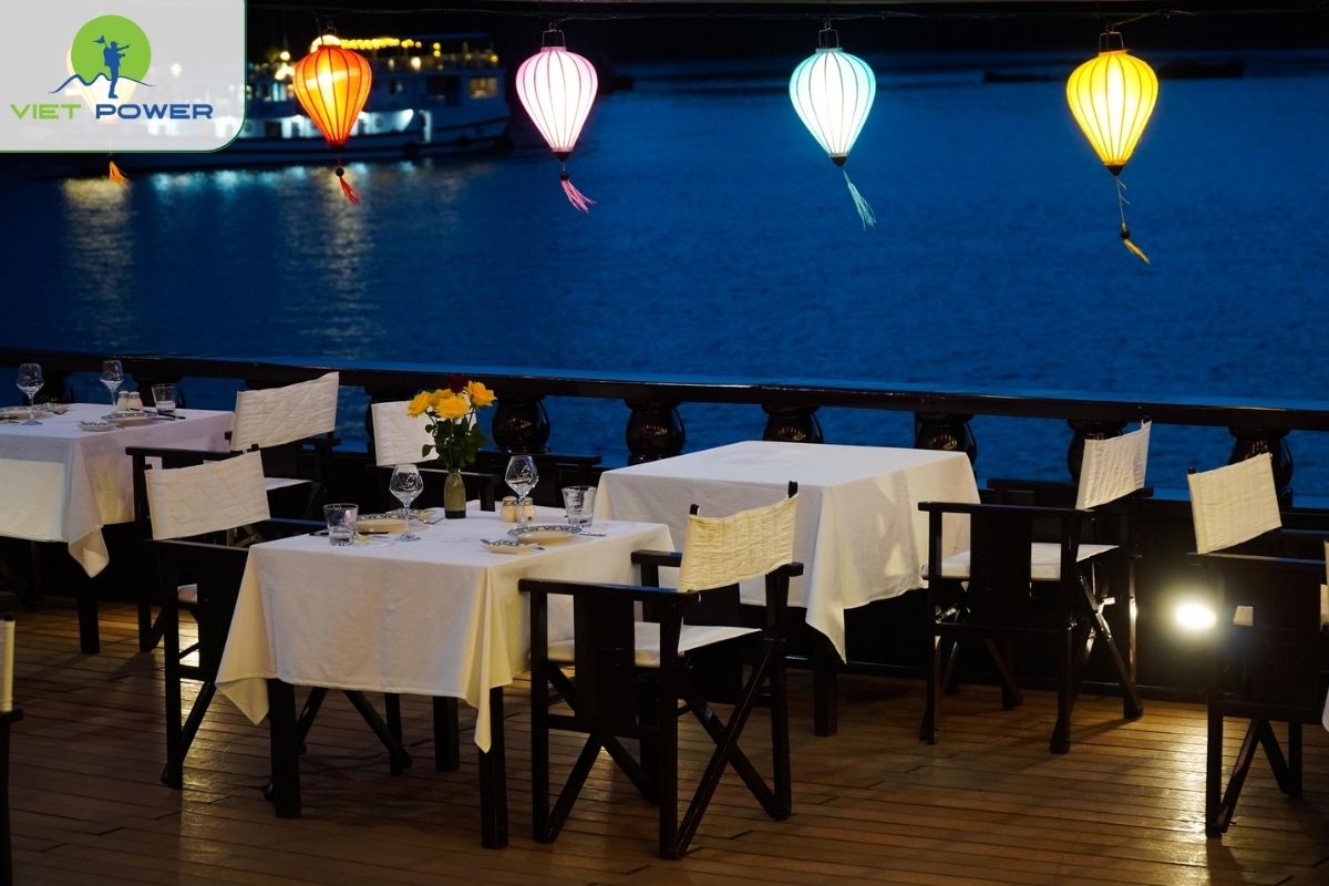 Outdoor dining on the sundeck 