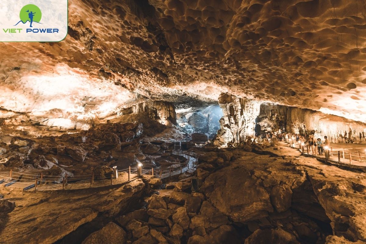 Sung Sot Cave (Surprising Cave)