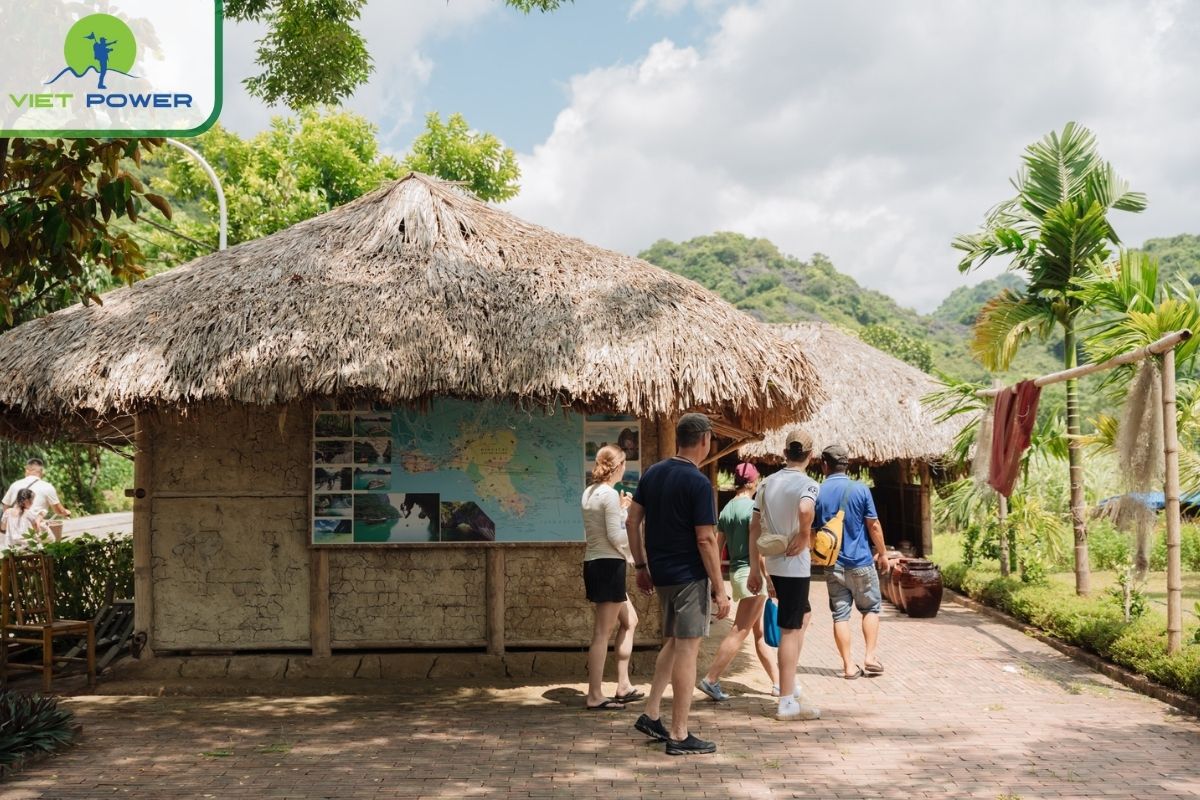 Visit traditional houses in Viet Hai Village