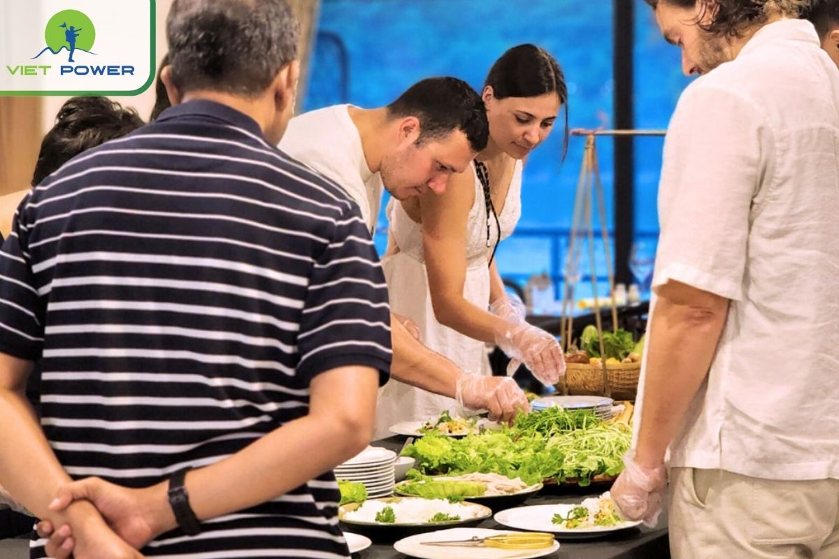 Cooking class Halong cruise