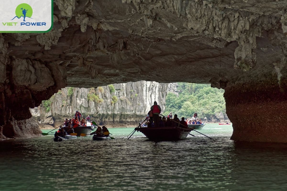 Kayak around Luon Cave