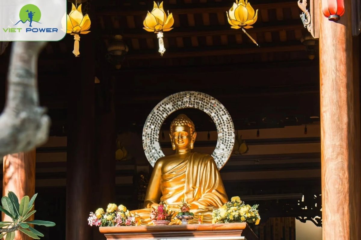 Gold-microplated Guanyin Bodhisattva statue