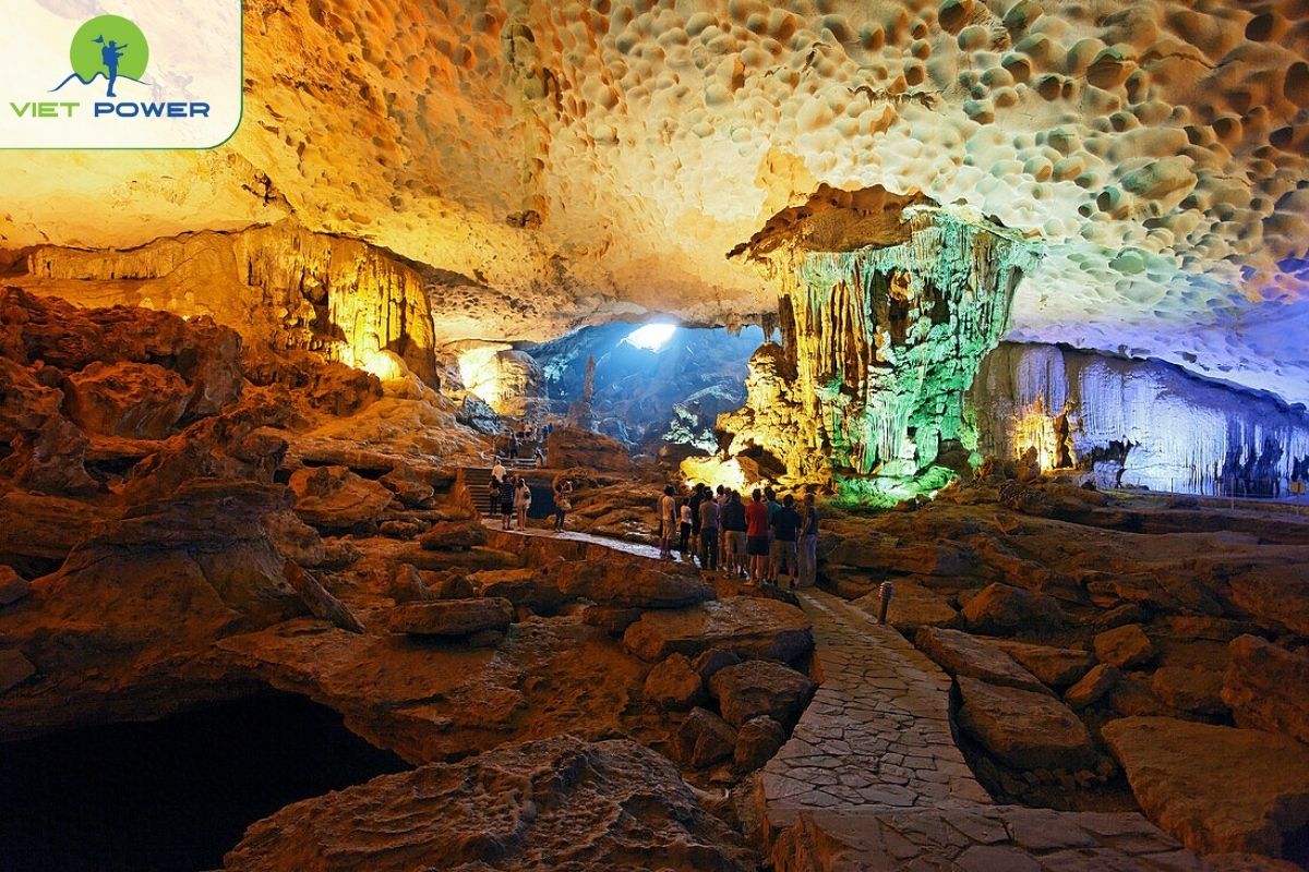 Sung Sot (Surprise) Cave
