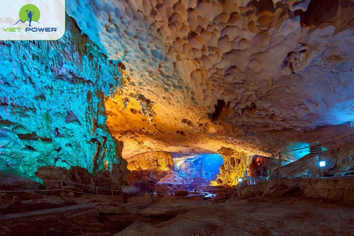 Sung Sot (Surprising) Cave