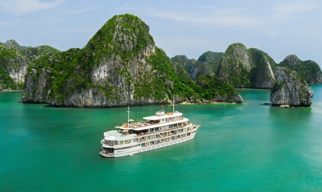 Tuan Chau Marina - Ho Ba Ham area