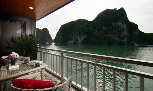 Family connecting Junior Suite