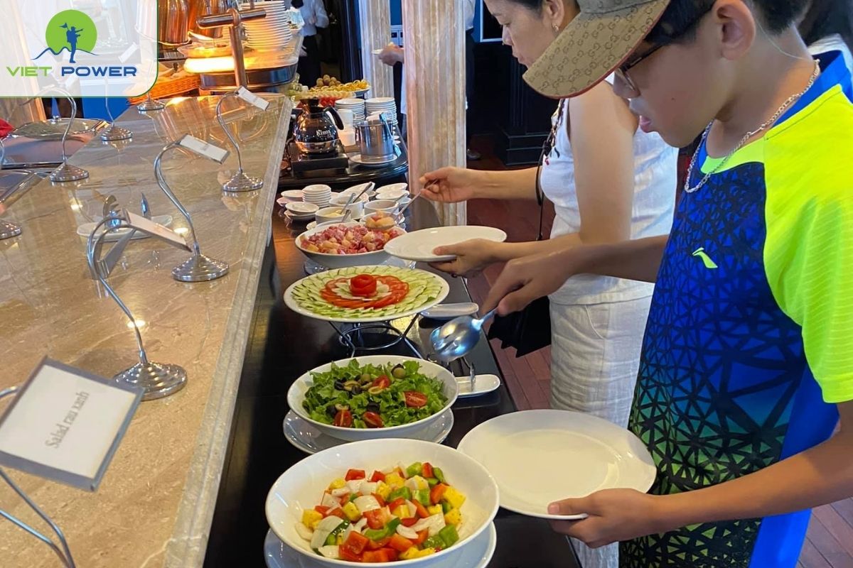 Enjoy a set lunch on the day boat