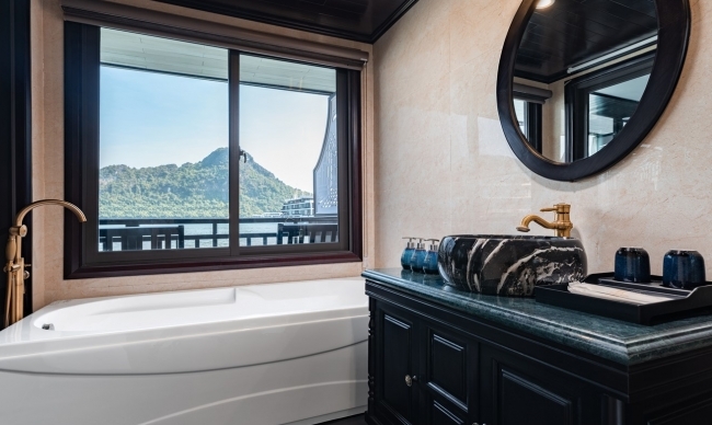 Senior Suite Private Balcony (1st desk)