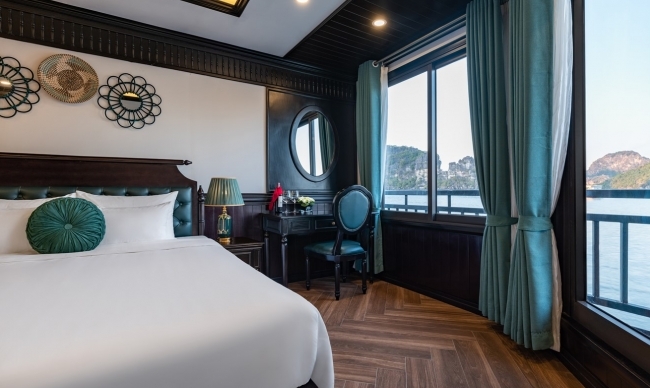 Senior Suite Private Balcony (1st desk)