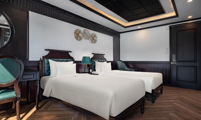 Senior Suite Private Balcony (1st desk)