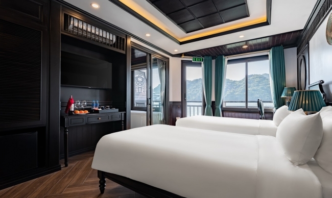 Senior Suite Private Balcony (1st desk)