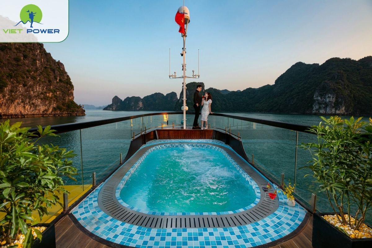 Outdoor Jacuzzi Pool with Bay View