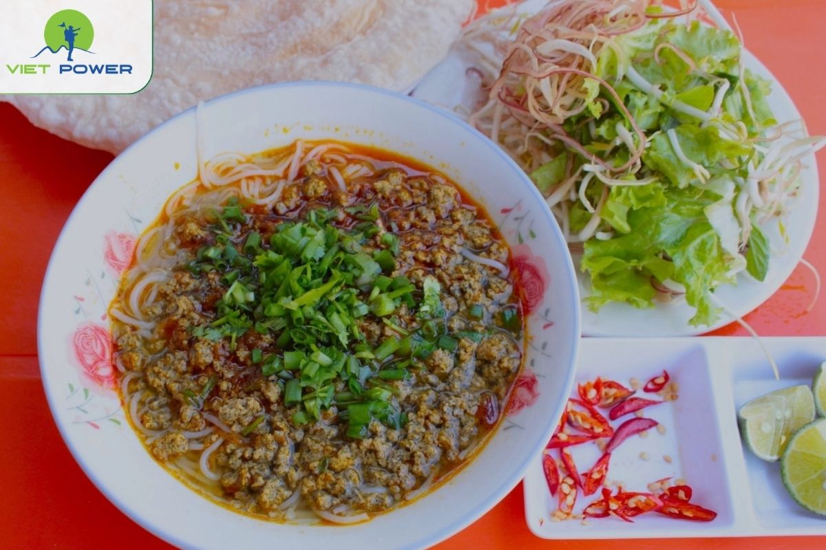 Bun ram / freshwater crab noodle